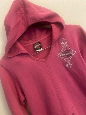 Harley-Davidson Pink V-Neck Hooded Pullover. Chest Crest. Baton Rouge Sleeve. M